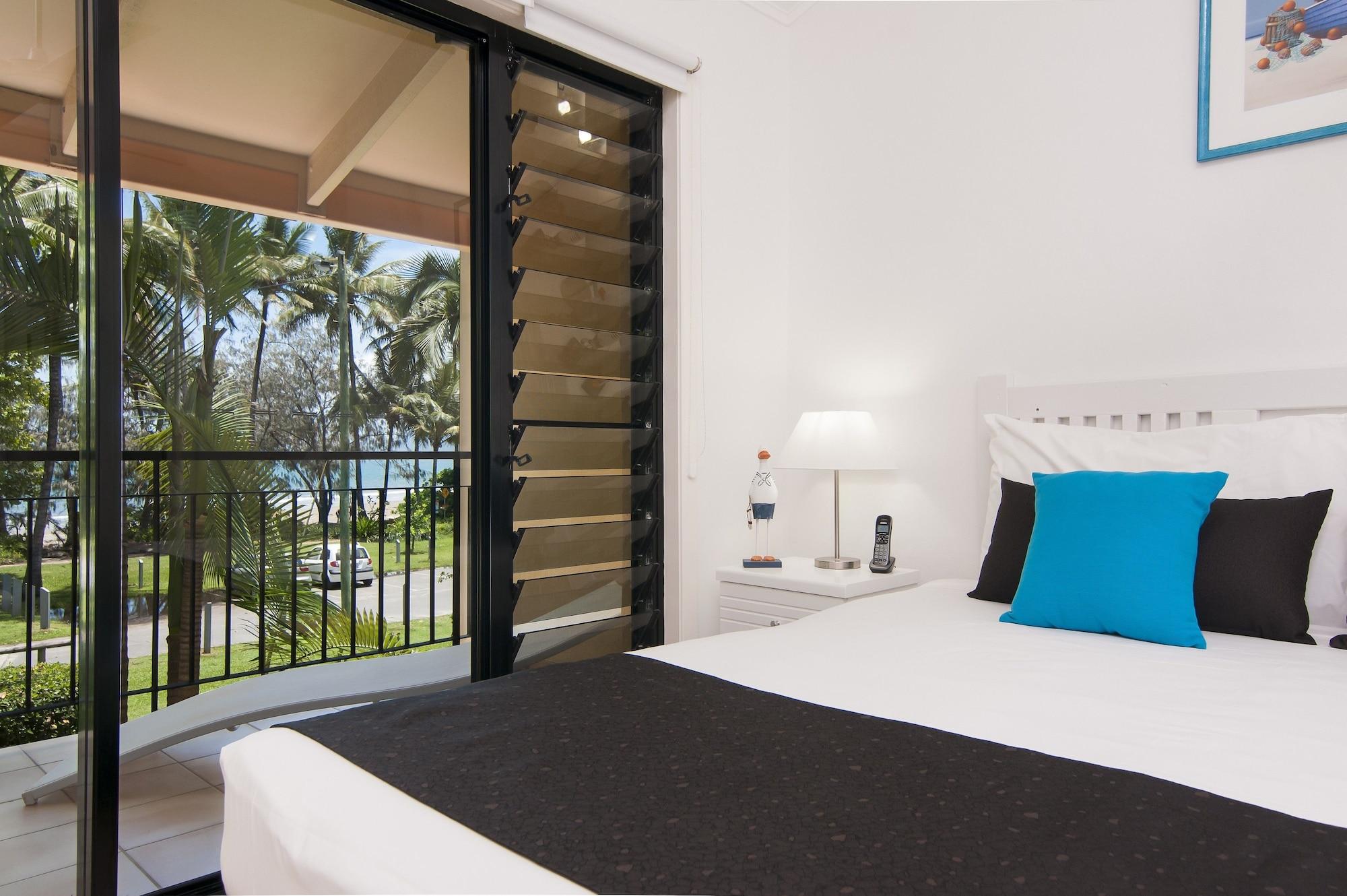 By The Sea Port Douglas Esterno foto